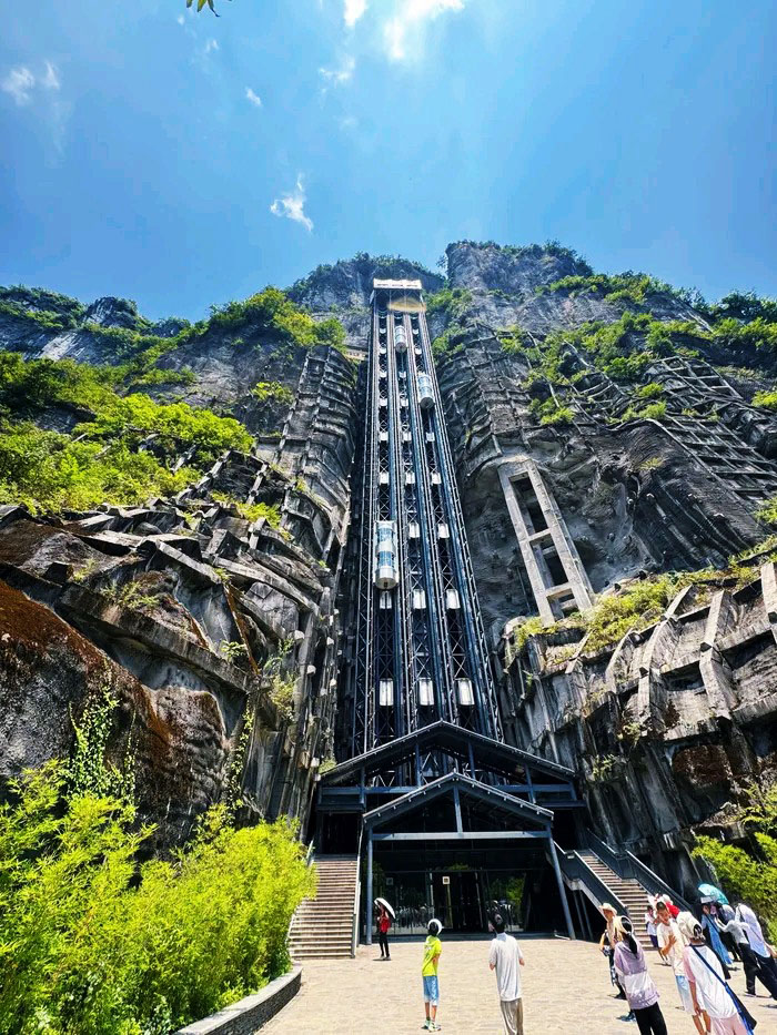 Saat mengunjungi Chongqing, 90% wisatawan memilih untuk mengunjungi Wulong. Pernahkah Anda ke sana?

Wulong, yang terkenal dengan bentang alam karstnya yang unik, merupakan ciri khas pariwisata Chongqing dan komponen kunci Situs Warisan Dunia Karst Tiongkok Selatan.

[Atraksi Utama]
🌿Tiga Jembatan Alami - Tiankeng🌿
🌟Atraksi Utama: Rangkaian jembatan alami terbesar dan tertinggi di dunia. Kawasan ikonis ini juga merupakan lokasi syuting film-film terkenal seperti "Curse of the Golden Flower" dan "Transformers 4."
🍀Deskripsi Atraksi:
Terdiri dari tiga jembatan lengkung batu alam yang megah—Jembatan Tianlong, Jembatan Qinglong, dan Jembatan Heilong—ketiga jembatan ini terletak di antara dua tiankeng, Tianlong Tiankeng dan Shenying Tiankeng, menciptakan pemandangan yang menakjubkan.
Rute tur dimulai dari puncak dan berakhir di dasar lubang. Naiklah lift wisata setinggi 80 meter ke dasar lubang, lalu susuri jalan papan di bawah "jembatan". Tataplah jembatan batu yang menjulang tinggi dan amati kolam lembah yang dalam, nikmati keajaiban alam.

Di dasar lubang, masih tersisa "Rumah Pos Resmi Tianfu" dari film "Kutukan Bunga Emas". Arsitekturnya yang unik menambahkan sentuhan kemanusiaan pada keajaiban alam ini.

🌈Pengalaman: Menakjubkan, spektakuler, dan pendakian yang mudah (seluruhnya menurun).

🌿Taman Hutan Nasional Gunung Peri🌿
🌟Atraksi Utama: "Swiss Oriental" dan "Dataran Pastoral Pertama Tiongkok Selatan." Padang rumput pegunungan Alpen ini, dengan ketinggian sekitar 2.000 meter di atas permukaan laut, menawarkan kontras yang mencolok dengan Tiga Jembatan Alam yang terjal, menawarkan lanskap yang luas dan tenang.
🍀Tentang Tempat Wisata:
Dengan 330.000 mu hutan dan 100.000 mu padang rumput alami, area ini menawarkan tempat peristirahatan musim panas yang sejuk dan menyenangkan, sementara musim dingin diselimuti salju, sempurna untuk bermain ski dan snowboarding. Anda dapat naik kereta wisata (disarankan) untuk mengunjungi objek wisata utama, atau berjalan-jalan, menunggang kuda, dan menerbangkan layang-layang di padang rumput, menikmati pemandangan padang rumput Alpen yang menenangkan.
Objek wisata terkenal termasuk Padang Rumput Besar, Taman Kuda, dan Gundukan Bodhisattva.
🌈Pengalaman Berkunjung: Menyenangkan dan menenangkan, cocok untuk liburan keluarga dan rekreasi.

🌿Retakan Tanah Longshuixia🌿
🌟Atraksi Utama: "Earth's Most Beautiful Scar." Ini adalah objek wisata kembar dari Tiga Jembatan Alami (Tiankeng), tetapi pengalamannya benar-benar berbeda. Jika Tiankeng menawarkan sekilas jembatan dan lubang, maka Retakan Tanah menawarkan sekilas retakan dan air.
🍀Deskripsi Atraksi:
Ngarai ini dalam, dengan tebing-tebing yang menjulang tinggi, air terjun yang mengalir deras, dan aliran sungai yang deras. Rute tur mengikuti jalur tebing melalui celah tanah yang sempit, dengan hanya sedikit cahaya matahari yang terlihat di atas, dikelilingi oleh air terjun yang mengalir deras dan kolam-kolam yang dalam. Atraksi utama meliputi Air Terjun Yinhe dan Gua Dingin Jiaolong. Seluruh pendakian dipenuhi dengan deru air, udara segar, dan kadar ion oksigen negatif yang tinggi.
Pengalaman ini menekankan aksesibilitas air dan rasa petualangan.
🌈Pengalaman: Tenang, menyegarkan, dan penuh petualangan. Pendakian ini sedikit lebih panjang daripada Tiga Jembatan Alami, tetapi tidak terlalu berat.

Rencana Perjalanan:
🔗Grup Kecil (Tur Grup) hingga 8 orang (Grup Gabungan)
✅Perjalanan Sehari ke Tiga Jembatan Alam, Ngarai Longshui, dan Galeri Sungai Wujiang
✅Perjalanan Sehari ke Tiga Jembatan Alam, Taman Hutan Nasional Gunung Peri, dan Galeri Sungai Wujiang
🔗Tur Satu Arah (Tur Mandiri)
✅Perjalanan Sehari ke Tiga Jembatan Alam, Taman Hutan Nasional Gunung Peri, dan Ngarai Longshui

💡Sorotan Grup Kecil💡
🌟Tur yang benar-benar menyenangkan, tanpa belanja, tanpa biaya tersembunyi
🌟Penjemputan langsung dari hotel di berbagai lokasi di Chongqing
🌟Kendaraan yang beroperasi secara rutin, perjalanan terjamin
🌟Sopir dan pemandu lokal, menjelaskan pemandangan di sepanjang jalan

Untuk informasi lebih lanjut, silakan klik "Konsultasi Satu Klik" di bawah ini atau hubungi kami secara online melalui tautan 🔗. Tim layanan pelanggan profesional kami akan dengan senang hati membantu Anda!
