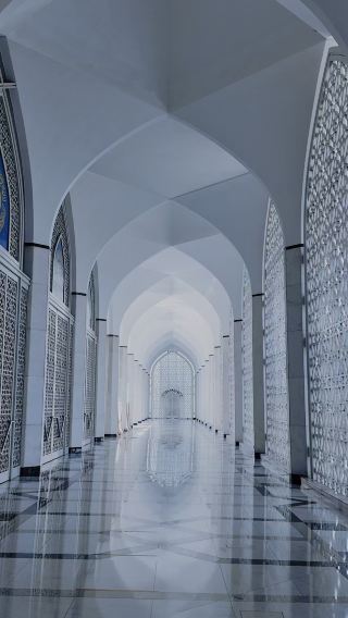 Want to experience the wonderful charm of Islamic culture? The most stunning sight on this trip to Kuala Lumpur must be this dreamy Blue Mosque! Its blue and white exterior is simply like stepping