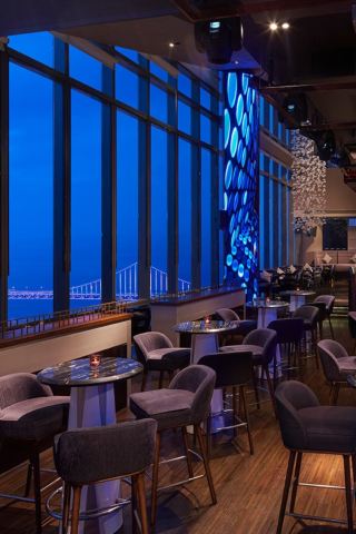 Вид на океан в Даляне поистине легендарен! В этом отеле море — прямо у вас в номере, и вы можете любоваться световым шоу с моста через море, лёжа.