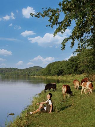 Just around Chengdu, I found a lakeside on the vast grassland…