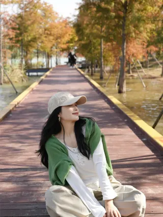 Laporan Langsung Shenzhen | Pohon Cemara Gundul di Taman Lahan Basah Baru Berubah Menjadi Merah (Lokasi Foto Terlampir)