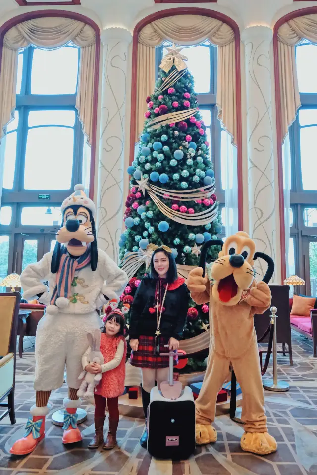 Disneytown Christmas in Shanghai is all free and beautiful!