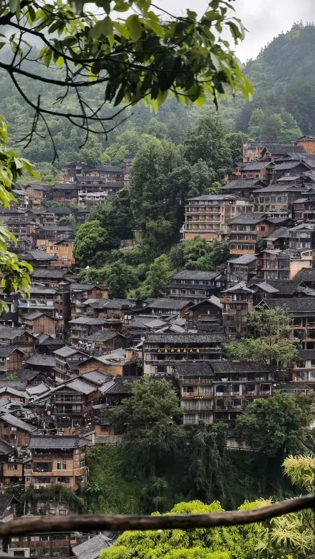 live實拍煙雨繚繞的苗寨也太出片了