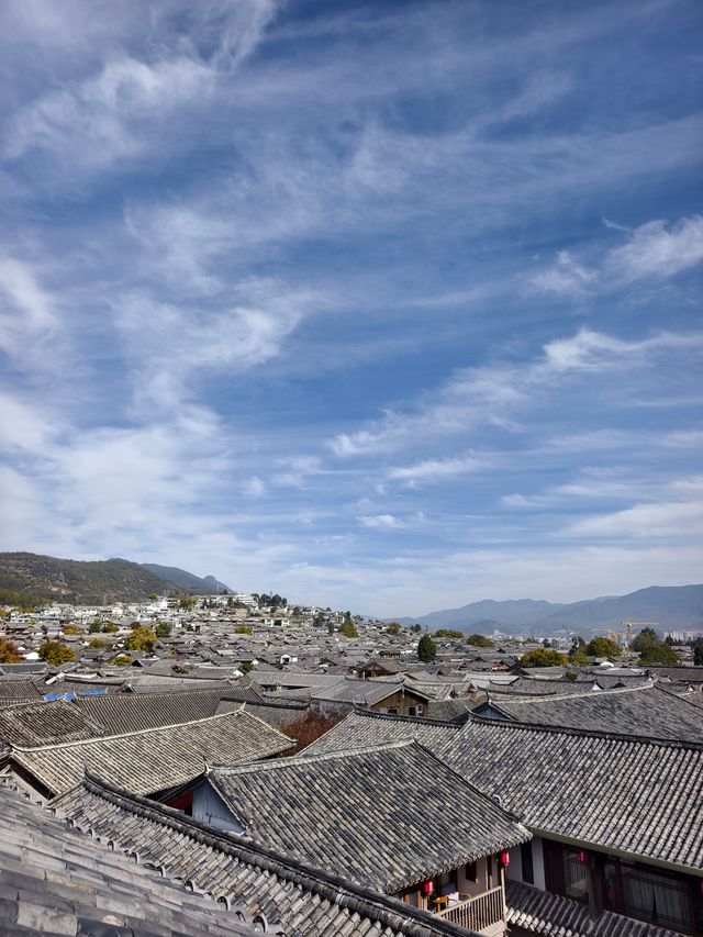 登上天空之鏡,左手古城煙火,右手雪山晴空 登上天空之鏡,左手古城煙火,右手雪山晴空