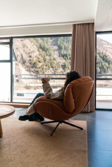 住在雪山下醒在海子邊！！推窗就是一幅畫。。