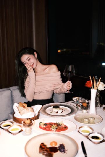 The rooftop Western restaurant in Shanghai offers unobstructed city views.