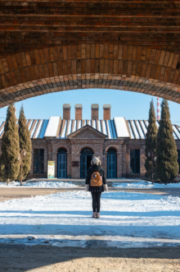 มาเสิ่นหยางครั้งแรก สามารถเที่ยวชมเมืองตามเส้นทางนี้ได้เลย!! ใครบอกว่าเสิ่นหยางมีแต่โรงงานอุตสาหกรรม? ใช้เวลาหนึ่งวันเดินเล่นรอบย่านเสิงจิง ตั้งแต่โบสถ์เก่าแก่ไปจนถึงตลาดกลางคืนสไตล์เกาหลี จากกำแพงสีแดงของพระราชวังต้องห้ามไปจนถึงโรงงานหัตถกรรม และคุณยังสามารถลิ้มลองอาหารพื้นเมืองได้อีกด้วย!