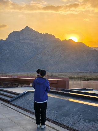 โรงแรมอันโม | สัมผัสความสดชื่นและผ่อนคลายอย่างเต็มที่ด้วยแสงอรุณรุ่ง พระอาทิตย์ตก และท้องฟ้าที่เต็มไปด้วยดวงดาวของภูเขาเหอหลาน