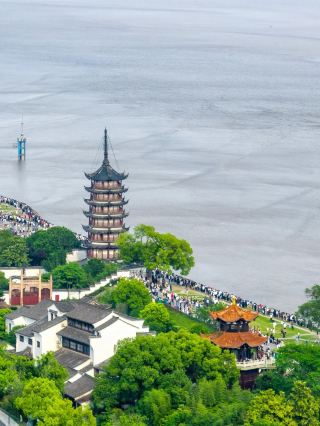 ในช่วงเทศกาลชิงหมิง เราควรไปเที่ยวชมสถานที่ชมน้ำขึ้นน้ำลงที่มีชื่อเสียงซึ่งระบุไว้ในตำราเรียนภาษาจีนของเรา