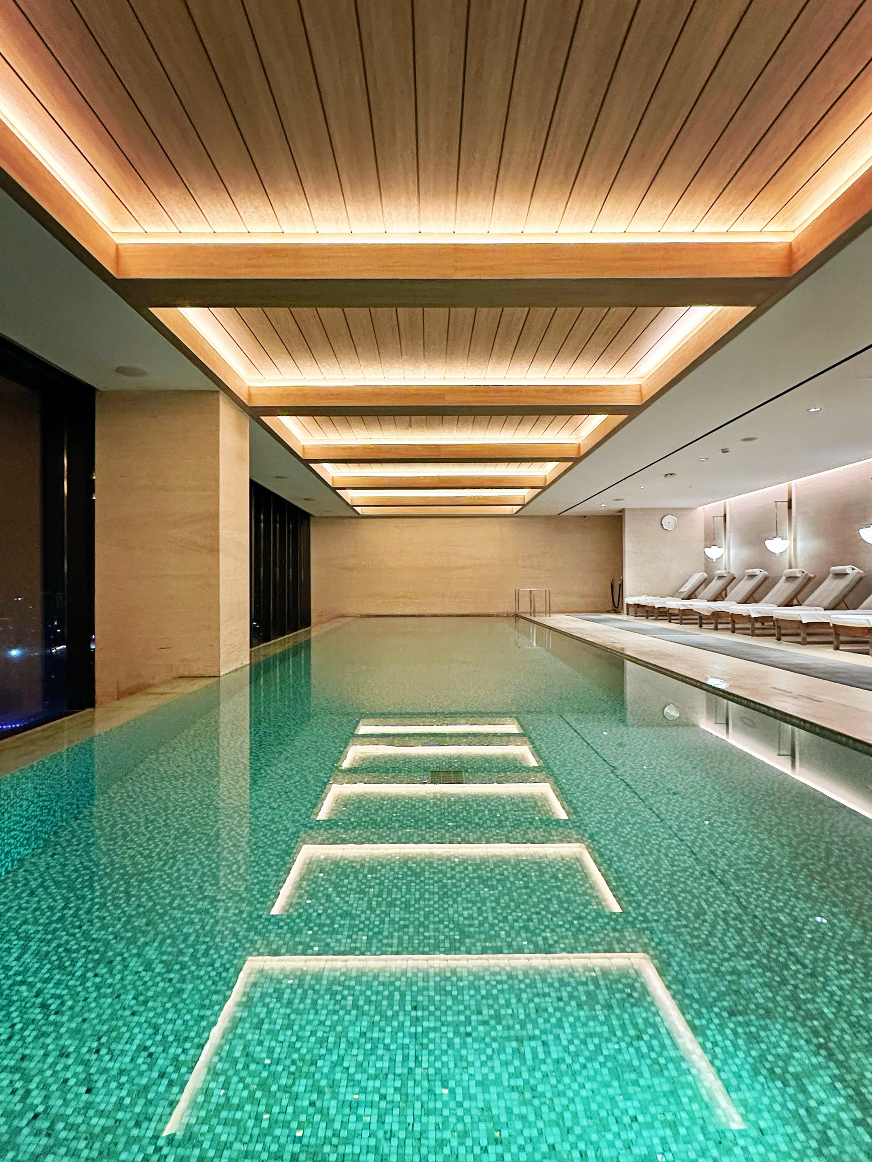 The Langham, Jakarta – hotel ikonik di Jakarta Selatan, gedung pencakar langit 65 lantai! Hotel merek Langham pertama di Asia Tenggara, mendefinisikan ulang kemewahan di Jakarta! 🏆
【Sorotan Desain】
🎨 Perpaduan sempurna antara estetika Timur dan Barat
✔️ Lampu gantung kristal Lasvit rancangan khusus dengan 3.000 kupu-kupu kristal – sungguh menakjubkan! 🦋
✔️ Lampu gantung lobi setinggi 10 meter yang memukau
✔️ Karya seniman master Indonesia menghiasi setiap sudut
【Pengalaman Kamar】
🛏️ Setiap kamar menawarkan pemandangan kota!
🌟 Jendela panorama dari lantai hingga langit-langit + sistem teknologi pintar
🌟 Kamar mandi marmer dengan pancuran ala hutan hujan + bak mandi berdiri bebas
🌟 Pemandangan panorama cakrawala Jakarta 180 derajat
【Pesta di Awan】
🍽️ Pesta kuliner di lantai di atas lantai 60:
Lantai 61 Tom's | Sarapan ala Inggris dan masakan internasional
Lantai 60 T'ang Court | Masakan Kanton klasik yang disiapkan oleh koki berbintang Michelin
Lantai 65 Artesian | Rasakan suasana pub legendaris di London
Dan masakan Jepang trendi 🍣 menanti untuk Anda temukan!
【Pengalaman Luar Biasa】
💎 Kolam renang dalam dan luar ruangan yang Instagramable
💎 Gym berdesain menarik dengan pemandangan cakrawala kota yang menakjubkan
💎 Dan pemandangan matahari terbenam yang memukau dari bar di rooftop 🌇
Setelah menginap di sini, saya akhirnya mengerti mengapa ini adalah tempat menginap TOP 1 di Jakarta! Layanan 5🌟 + pemandangan kota tanpa halangan + pengalaman bersantap kelas atas, ini adalah pilihan sempurna untuk liburan yang sempurna 🥰