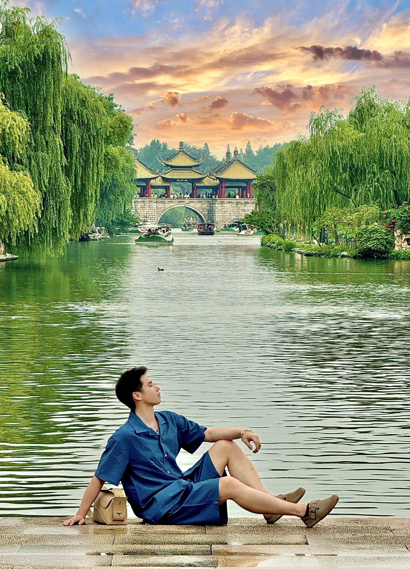ในเดือนที่สามของฤดูใบไม้ผลิ ดอกไม้ไฟส่องสว่างไปทั่วเมืองหยางโจว! เมืองเล็กๆ แห่งนี้ในมณฑลเจียงหนานงดงามจนน่าทึ่ง