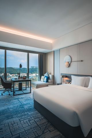 Jiangmen Crowne Plaza brings the poetic charm of the Overseas Chinese Capital right into the hotel