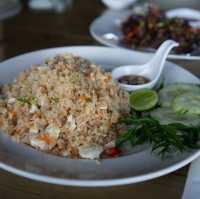 โรงนา คาเฟ่ ทุ่งนา กลางเกาะ