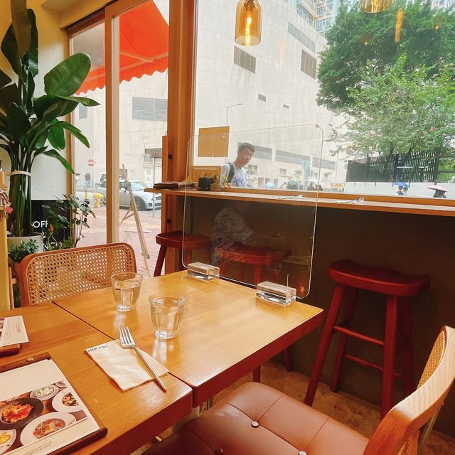 [鬧市中的寧靜。Hikari Cafe]