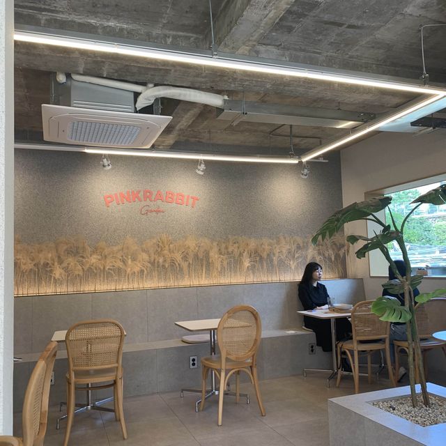 여심저격 탕탕! 안국역 “핑크레빗”