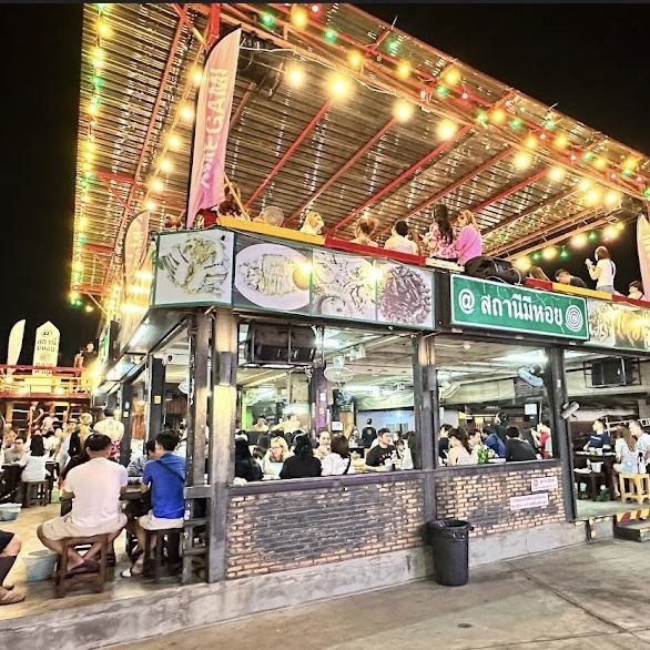 clean and huge night market 