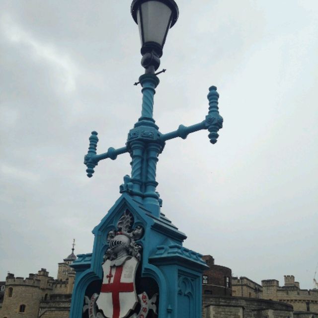 ロンドン観光　ピカデリー・サーカス付近　トラファルガー広場　ネルソン総督像とライオンの像　