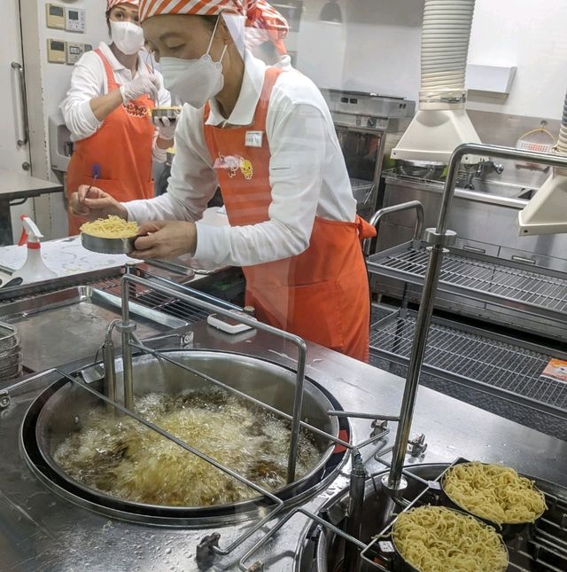 チキンラーメンファクトリーで、チキンラーメン作り体験に初挑戦！！