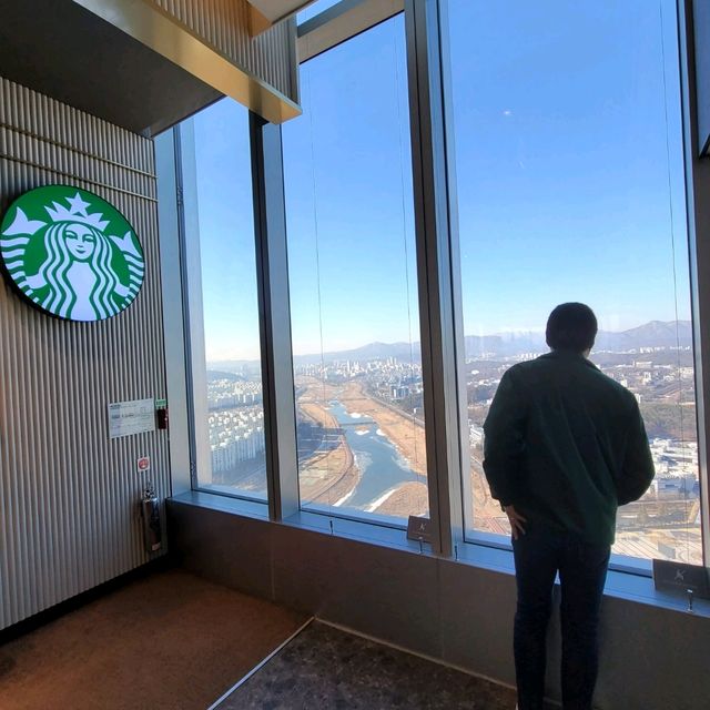オノマホテルビル内の高層スタバ。