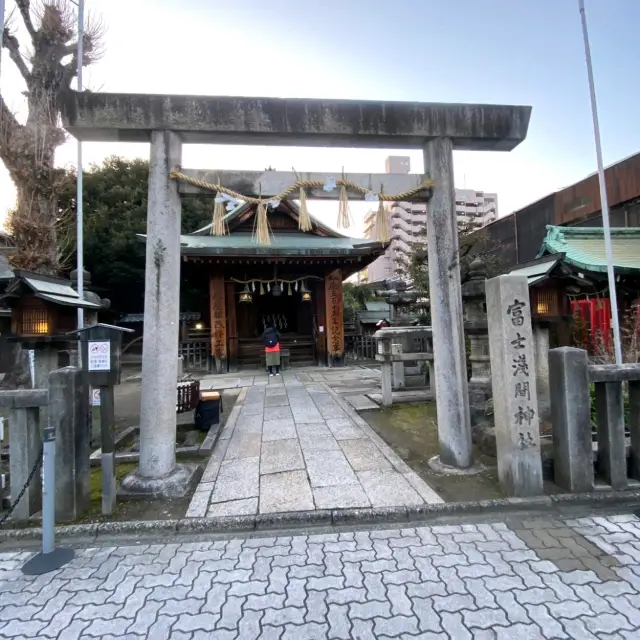 名古屋大須商店街旁的古老神社