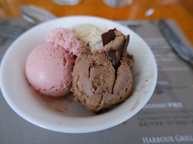 有生蠔有長腳蟹。超抵食款多午餐自助餐