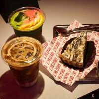 ลากแฟนไปคาเฟ่แดงริมทะเลสุดจึ้งกินน้ำขนม&ถ่ายรูปจุกๆ