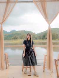 คาเฟ่สไตล์บาหลีตั้งอยู่กลางทะเลสาบล้อมไปด้วยขุนเขา