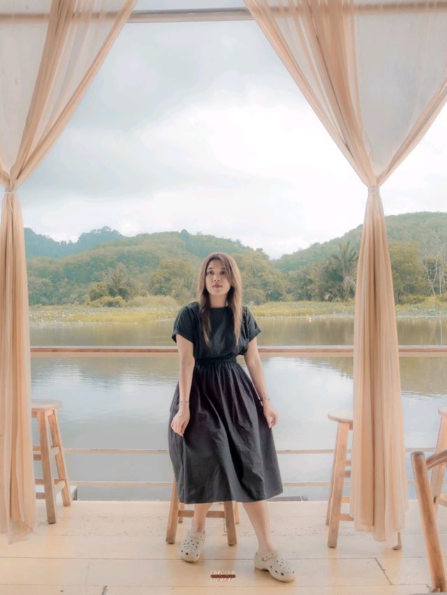 คาเฟ่สไตล์บาหลีตั้งอยู่กลางทะเลสาบล้อมไปด้วยขุนเขา