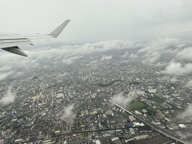福岡空港→高知(龍馬)空港へ。JAL『エンブラエル』で高知へ飛ぶ。