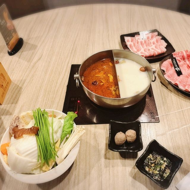 〔武鶴和牛火鍋吃到飽〕A5和牛肉超大片、海鮮給料大方新鮮