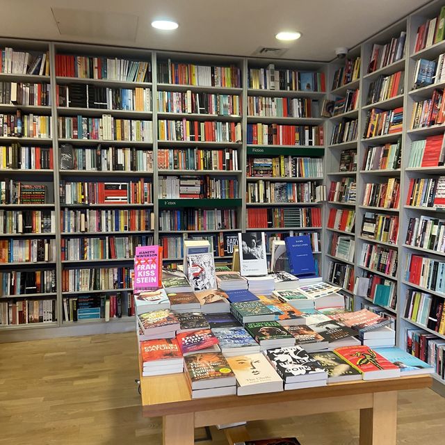 런던 전통을 간직한 서점 📚 리뷰 오브 북스