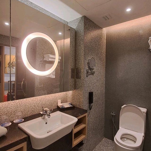 VIBRANT HOTEL LOBBY : WHYNDHAM KLANG