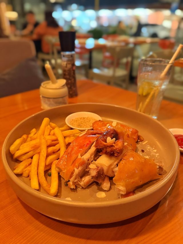 西灣河環境夠晒chill嘅海邊豬門店🐷