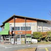 ステンドグラスや季節の展示が素敵な駅