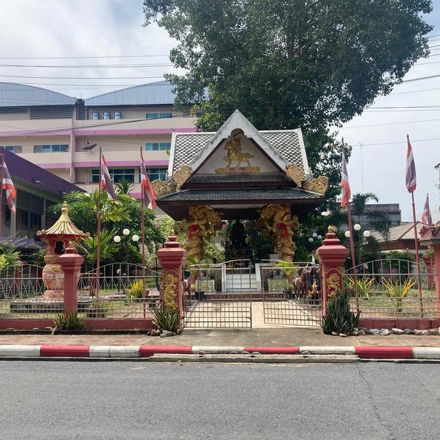 Somdet Phra Chao Taksin Maharat Shrine