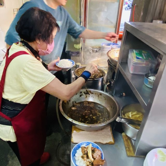 飄香超過一甲子的～李海滷肉飯 原子街老店