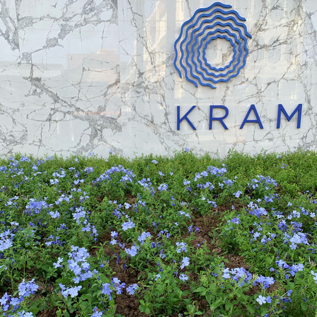 Kram โรงแรมสระว่ายน้ำสีฟ้าสดใส