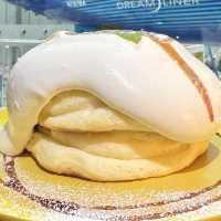 飛行機を眺めながらいただく🍽️美味しいパンケーキ☁️