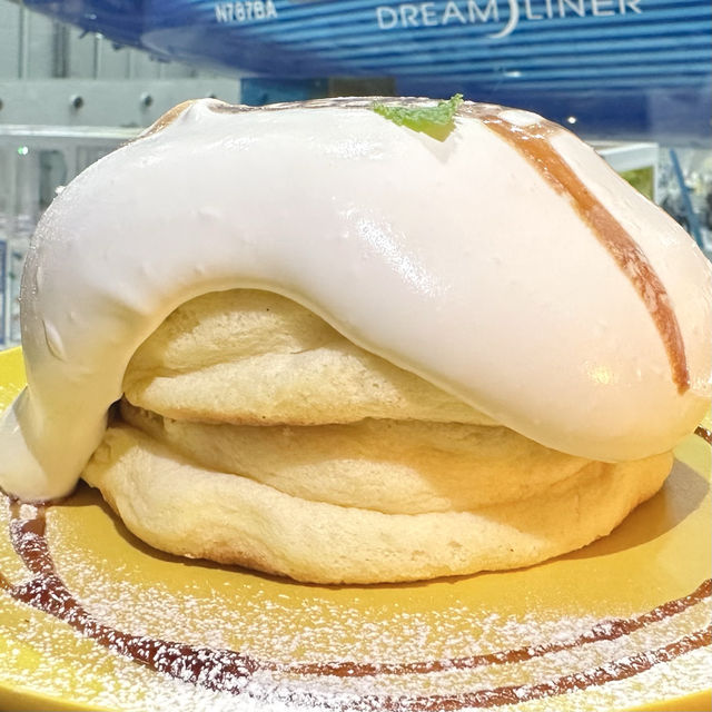 飛行機を眺めながらいただく🍽️美味しいパンケーキ☁️