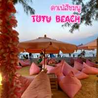คาเฟ่สีชมพู Tutu Beach