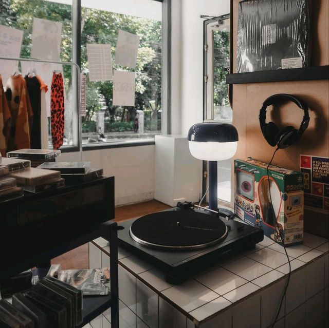 MAISON DE LAUQY | A COOL HANGOUT SPOT IN BANDUNG