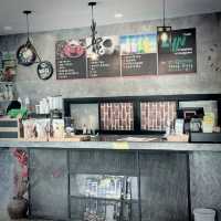 Lyn Cafe‘By station 