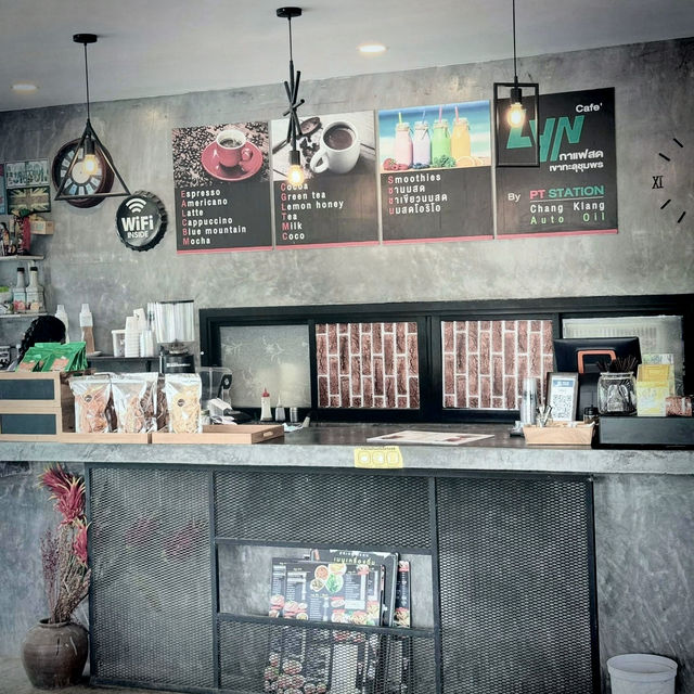 Lyn Cafe‘By station 