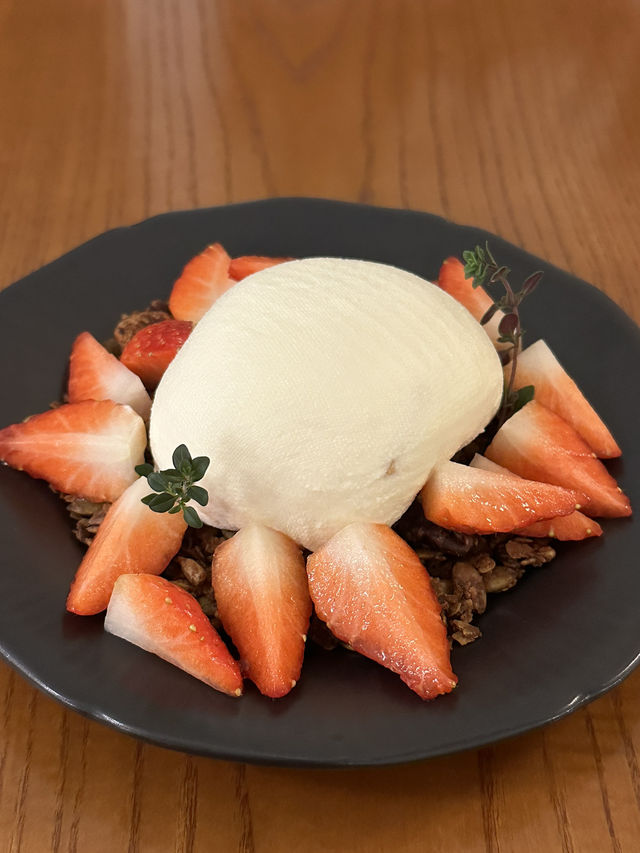 꾸덕꾸덕 크렘당쥬가 맛있는 카페 카피로우 밤리단길 🍓