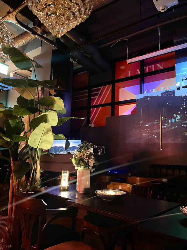 홍대 데이트하기 좋은 🕯️분위기 좋은 술집🥂🍷🍸🍹 - 세븐펍