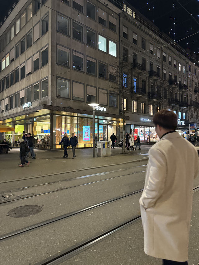 🇮🇹 Zurich at Night: A Glimpse into the Illuminated Cityscape