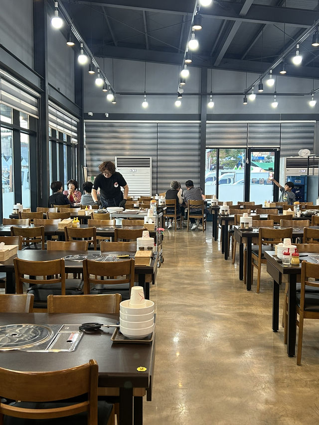 【韓国・コンジュ】黒豆コングクスとキムチの組み合わせがうまい! 【韓国・コンジュ】黒豆コングクスとキムチの組み合わせがうまい!