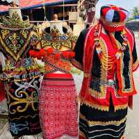 Handcrafted Wonders: Discovering Sarikei Market’s Traditional Treasures!