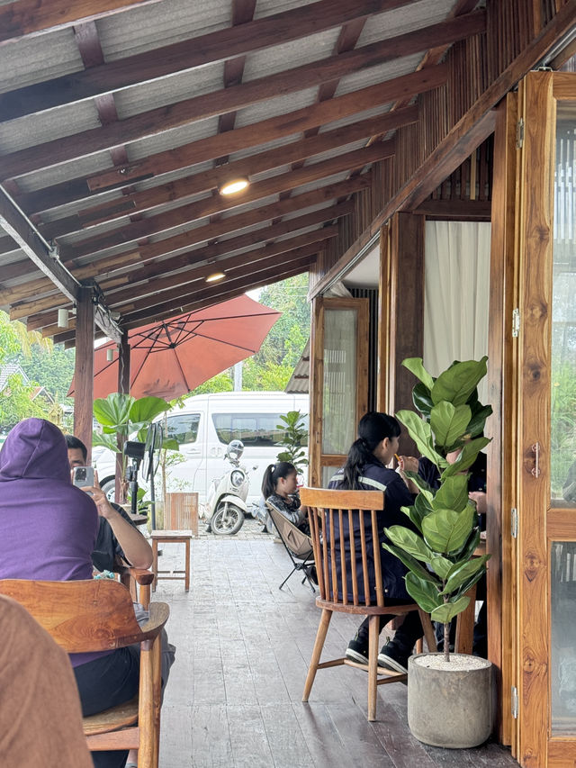 Chapter 2WO Coffee คาเฟ่ริมถนนเลีบบทางรถไฟ ☕️