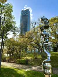 東京　東京観光　東京ミッドタウン芝生公園で寛ぐのはサイコーだぞ！